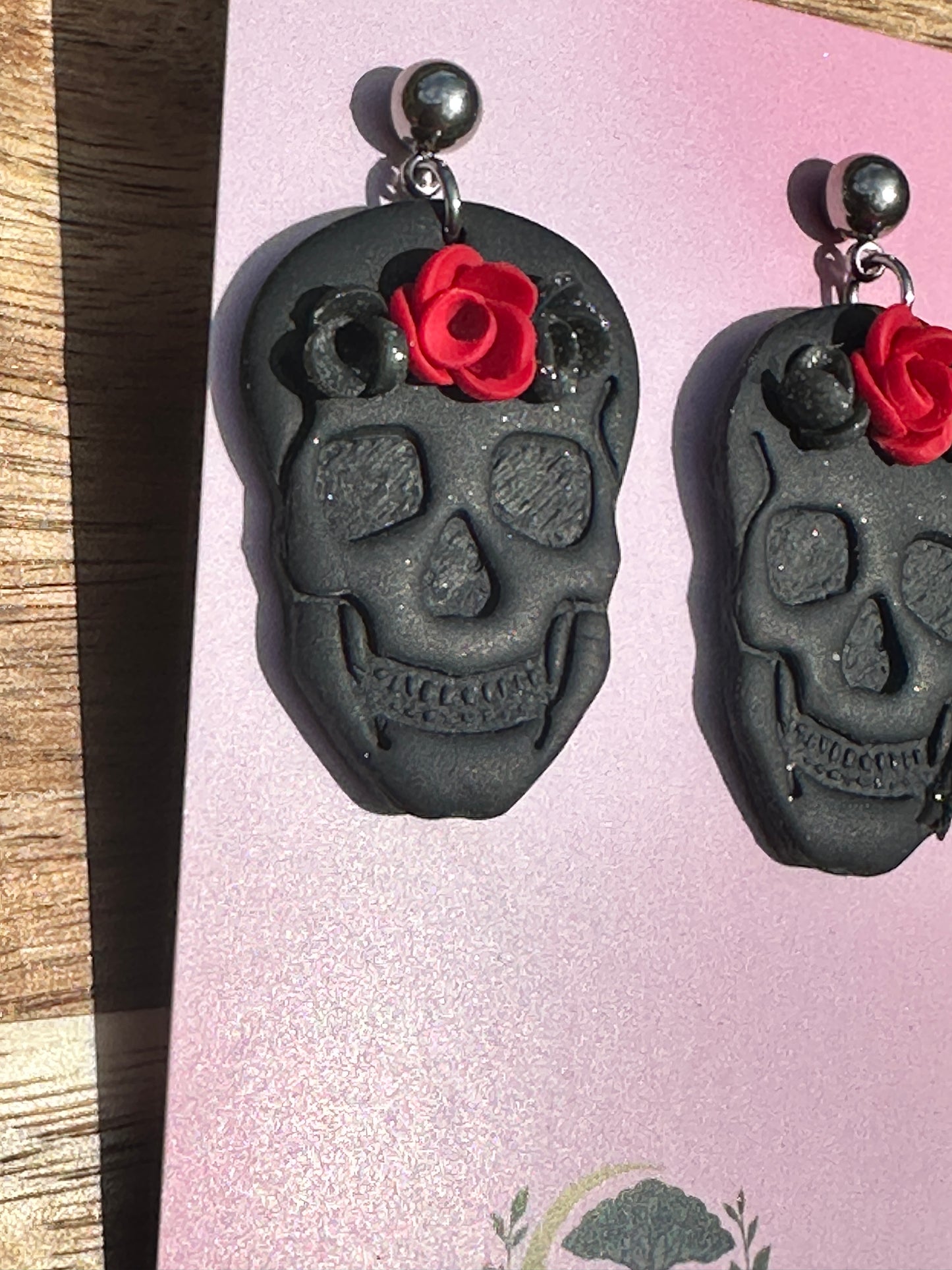 Enchanted Black Skull & Rose Earrings – Handmade Polymer Clay Jewelry, Gothic Statement Earrings, Spooky Halloween Earrings, Día de los Muertos Jewelry